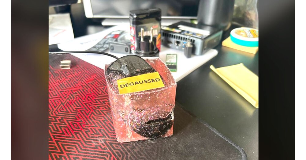 B-roarbeiter-baut-auf-Tastatur-von-Kollegen-Kresse-an-als-dieser-im-Urlaub-ist-der-revanchiert-sich-indem-er-die-Maus-des-belt-ters-in-Kunstharz-tunkt