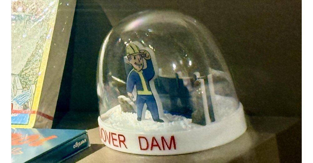 fallout-fan-besucht-den-hoover-damm-in-den-usa-und-entdeckt-ein-verstecktes-item-aus-den-videospielen-im-museum-es-passt-dort-perfekt-hin