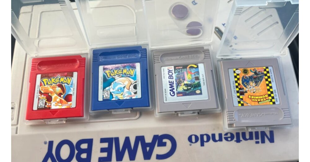 Nintendo-Fan-macht-Deal-seines-Lebens-Bekommt-Game-Boy-Koffer-mit-wertvollen-Pok-mon-Spielen-Lupe-und-Kamera-f-r-gerade-einmal-29-Euro