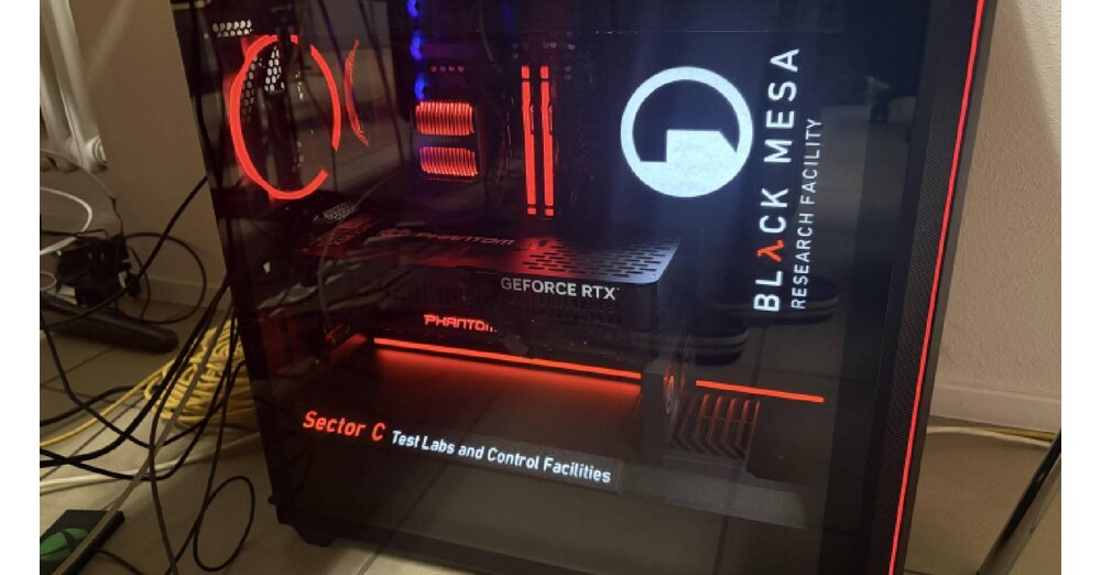 Freundesgruppe-trifft-sich-zu-einer-j-hrlichen-LAN-Party-und-einer-hat-einen-unfassbar-coolen-Half-Life-2-PC-dabei