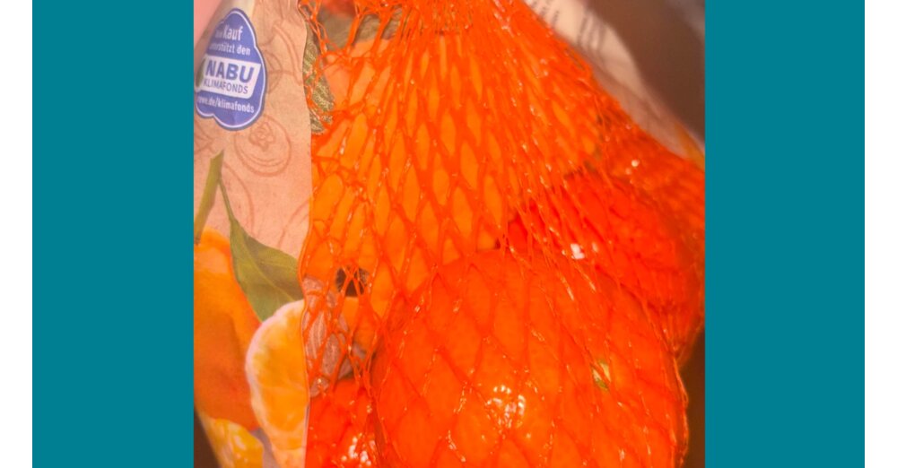 Sie-kauft-ihrer-Freundin-ihr-erstes-Jellycat-und-verschenkt-die-Pl-sch-Mandarine-inmitten-von-Rewe-Mandarinen