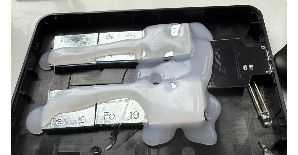 vater-kauft-sich-neue-20tb-festplatte-aber-die-funktioniert-nicht-als-sein-sohn-sie-ffnet-staunt-er-nicht-schlecht-im-inneren-sind-gewichte-mit-hei-kleber-verklebt