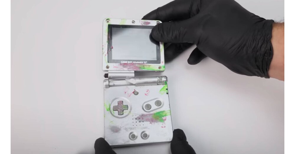 Nintendo-Fan-findet-GBA-SP-mit-ausgelaufener-Batterie-und-abgerissenem-Bildschirm-im-Sale-und-macht-ihn-komplett-wieder-fit