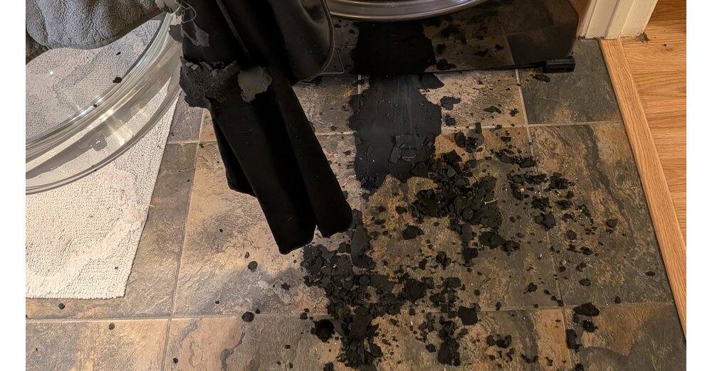 PC-Spieler-steckt-sein-Maus-Pad-in-die-Waschmaschine-und-was-am-Ende-rauskommt-sieht-eher-aus-wie-ein-Haufen-Kohle