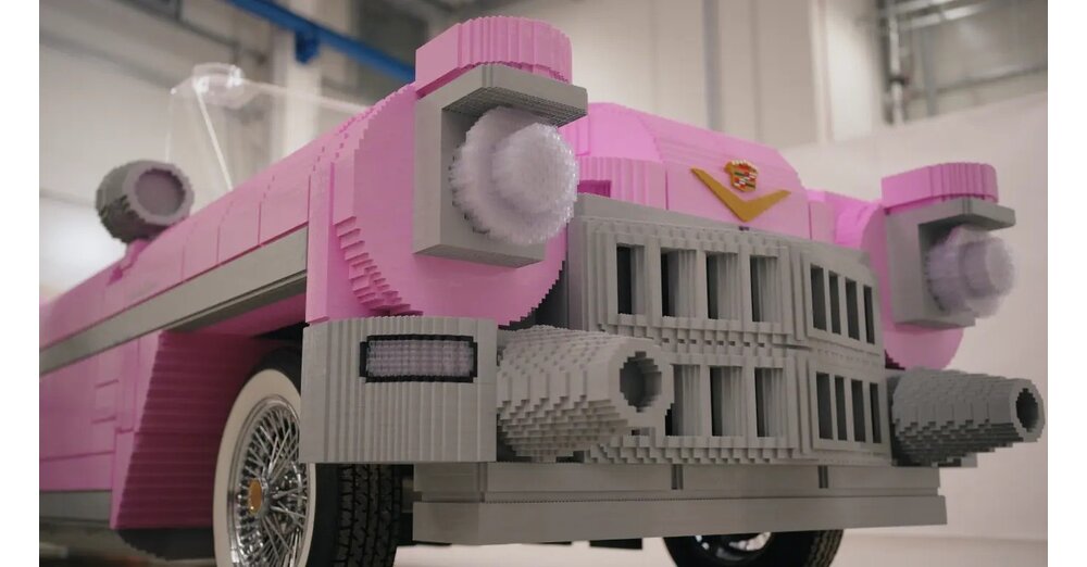 Dieses-lebensgro-e-pinke-LEGO-Auto-besteht-aus-418-000-Klemmbausteinen-ist-2-Tonnen-schwer-und-chauffiert-Formel-1-Stars-umher
