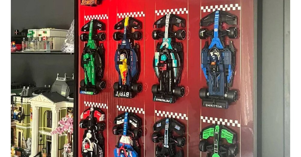 LEGO-Pechvogel-zeigt-stolz-Traum-Display-f-r-seine-LEGO-Flitzer-bis-ihm-die-Schwerkraft-einen-Strich-durch-die-Rechnung-macht-und-alles-zu-Boden-rei-t