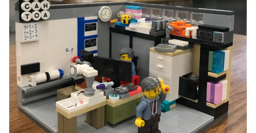 Sch-ler-baut-das-Klassenzimmer-seines-Mathelehrers-aus-LEGO-nach-und-schenkt-es-ihm-und-58-000-LEGO-Fans-feiern-es