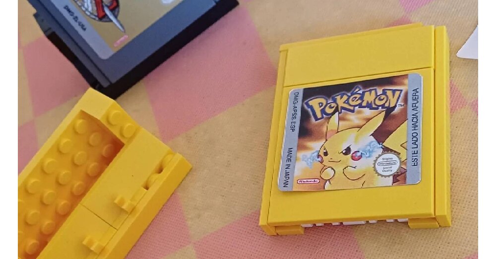 LEGO-Fan-baut-sich-eigene-Pok-mon-Cartridges-f-r-den-LEGO-Game-Boy