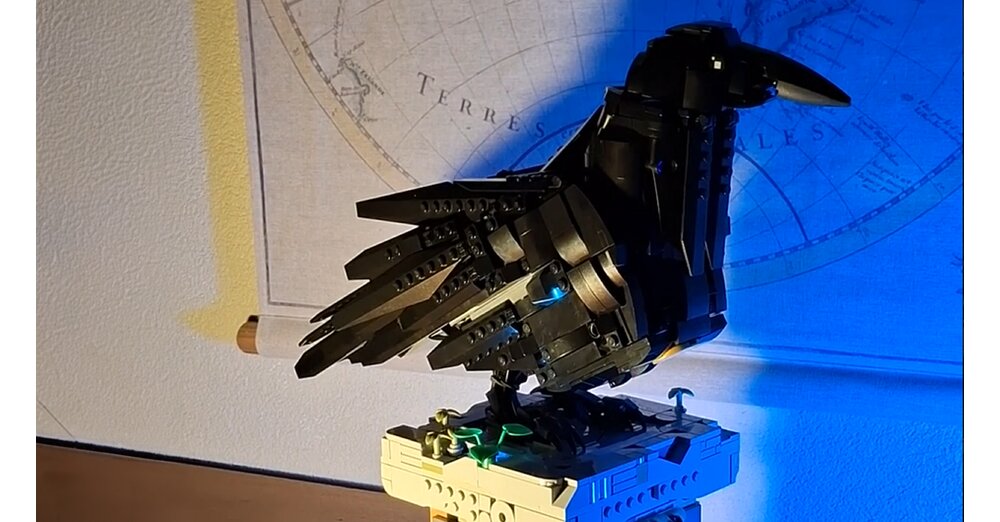 LEGO-Fan-baut-Animatronic-Raben-mit-seinen-drei-Motoren-bewegt-der-richtig-lebensecht-den-Kopf