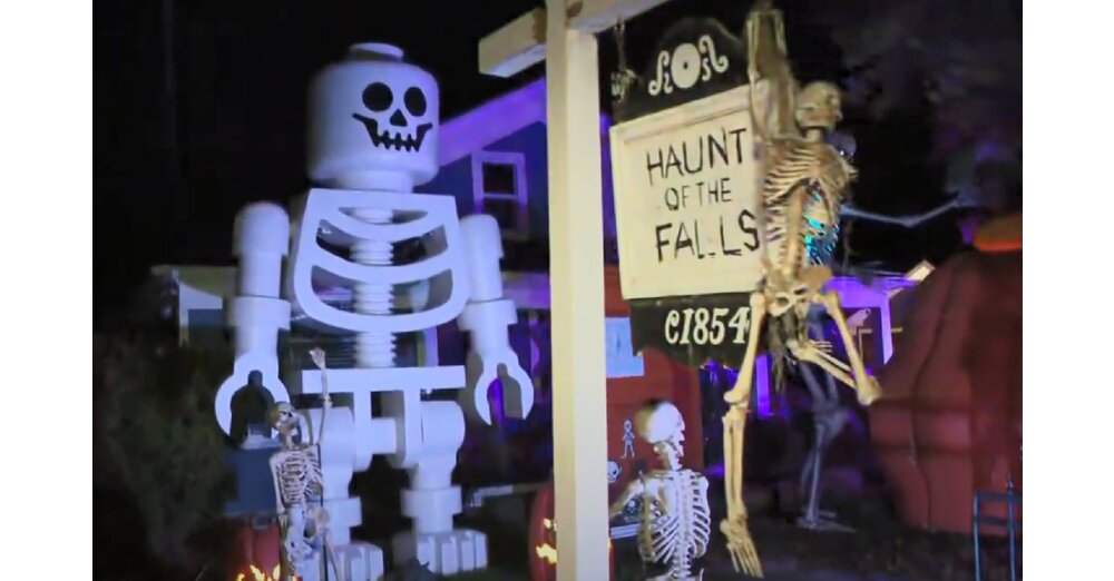 passend-zu-halloween-lego-fan-baut-vier-meter-gro-es-lego-skelett-f-r-den-vorgarten-und-jagt-damit-den-nachbarn-einen-riesigen-schrecken-ein