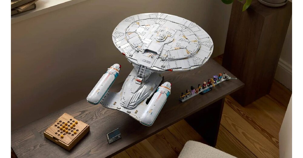 Morgen-geht-das-gro-e-LEGO-Star-Trek-Enterprise-Set-f-r-380-Euro-in-den-Verkauf-und-es-kommt-mit-einem-witzigen-Schreibfehler