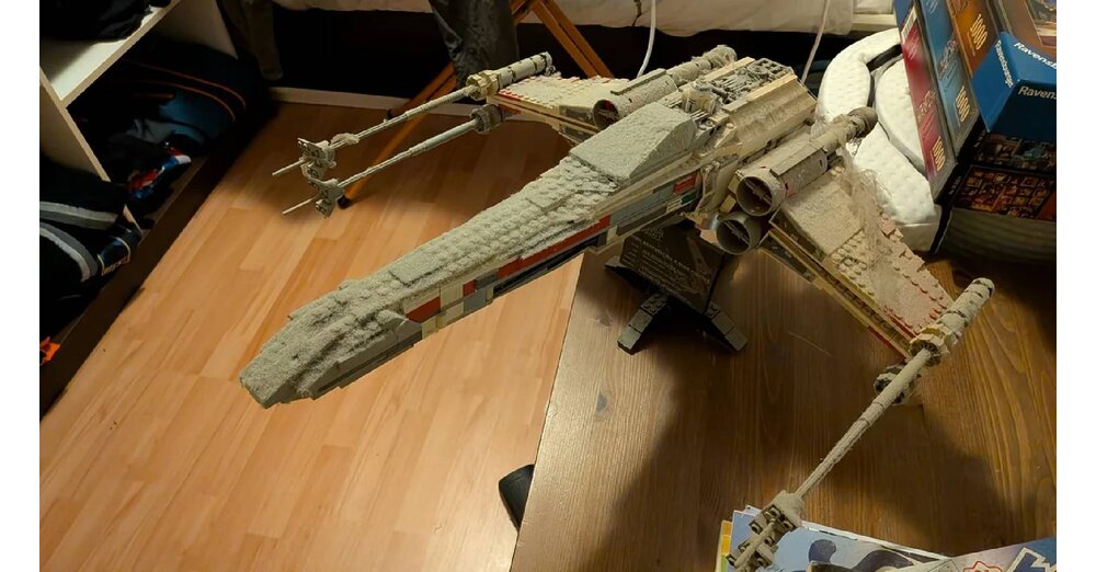 LEGO-Fan-holt-Star-Wars-Raumschiffe-zum-ersten-Mal-seit-ber-zehn-Jahren-vom-Regal-und-durch-den-ganzen-Staub-sieht-es-so-aus-als-w-rden-die-Sets-schimmeln