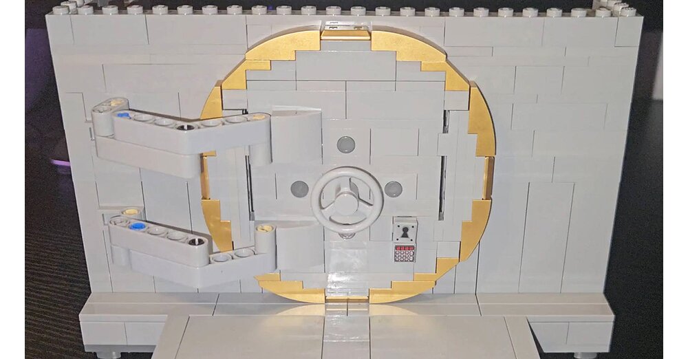 LEGO-Fan-baut-geniale-Tresort-r-mit-raffiniertem-Verriegelungsmechanismus-Community-ist-begeistert