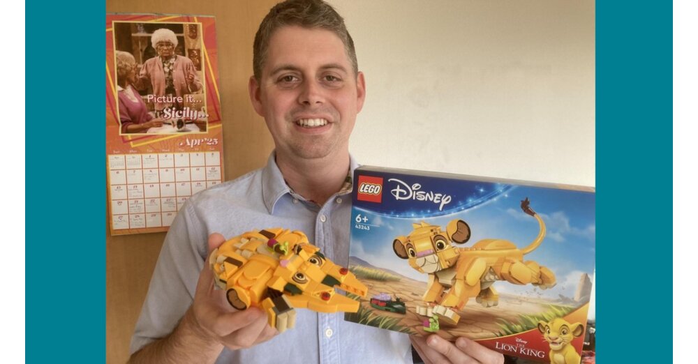 LEGO-Baumeister-Brad-Barber-beweist-dass-jedes-Set-ein-Millenium-Falcon-sein-kann-selbst-Simba-aus-dem-K-nig-der-L-wen-wird-bei-ihm-zum-Raumschiff