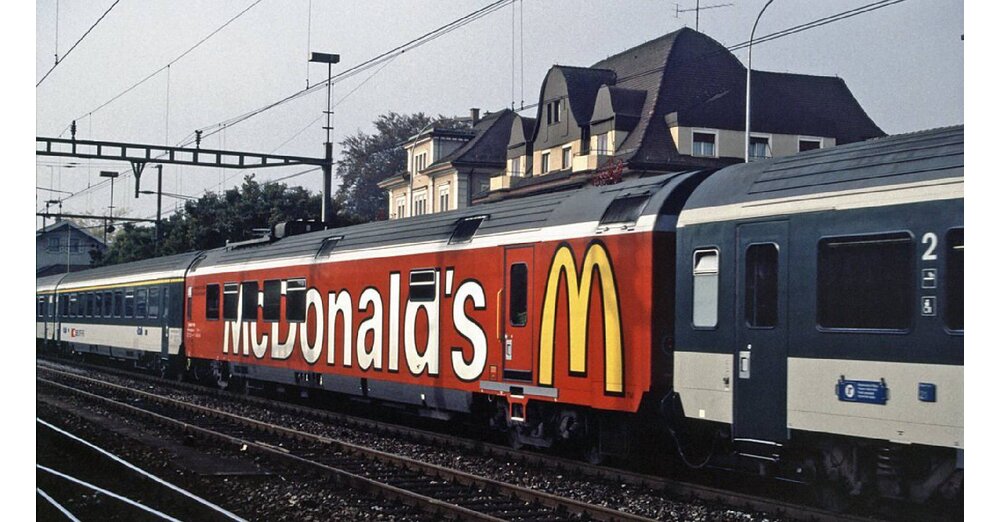 Ihr-seid-genervt-wenn-andere-ihre-McDonalds-T-ten-mit-in-die-Bahn-nehmen-Vor-30-Jahren-wollte-das-Fast-Food-Restaurant-sogar-den-ganzen-Speisewagen-bernehmen