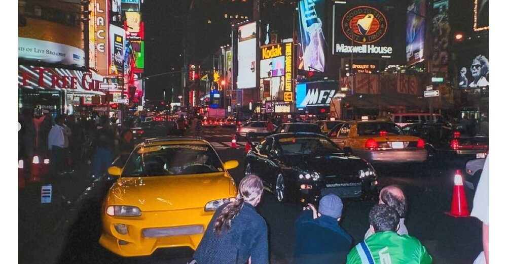 Vor-25-Jahren-legte-Rockstar-den-Times-Square-lahm-um-das-Cover-eines-legend-ren-Arcade-Racers-zu-schie-en