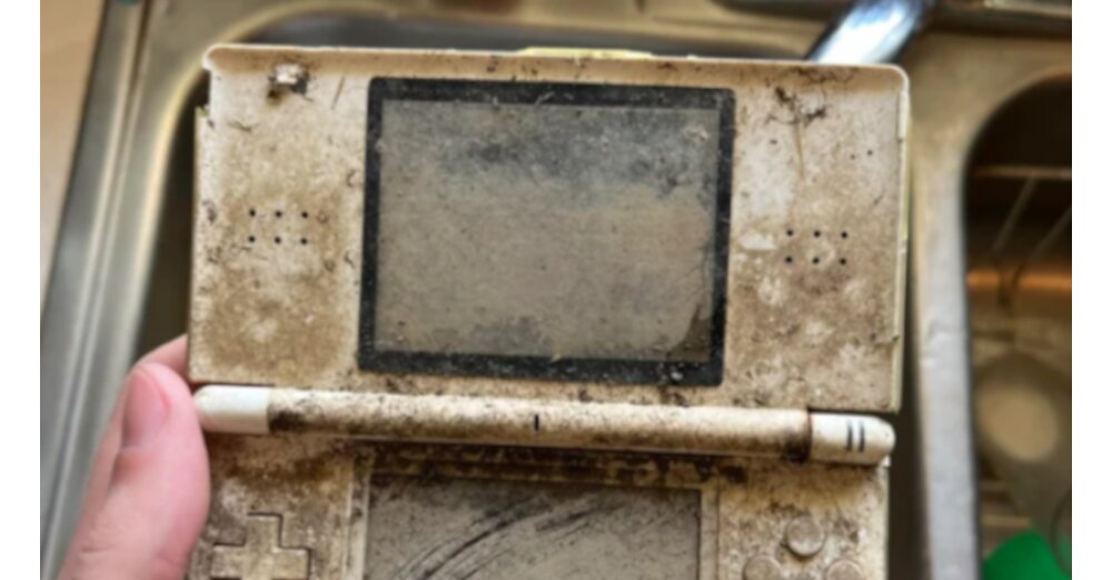 spieler-dachte-sein-nintendo-ds-wurde-ihm-als-kind-gestohlen-16-jahre-sp-ter-gr-bt-er-ihn-berraschend-aus-dem-sandkasten