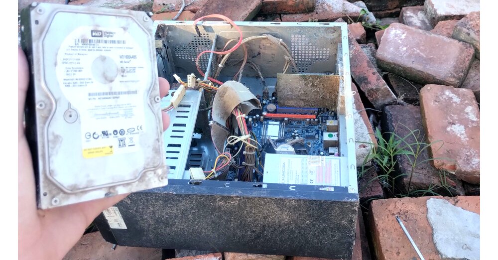 -Vergiss-nicht-den-RAM-PC-Spieler-findet-alten-verdreckten-PC-im-Wald-nimmt-direkt-Festplatte-und-Arbeitsspeicher-mit