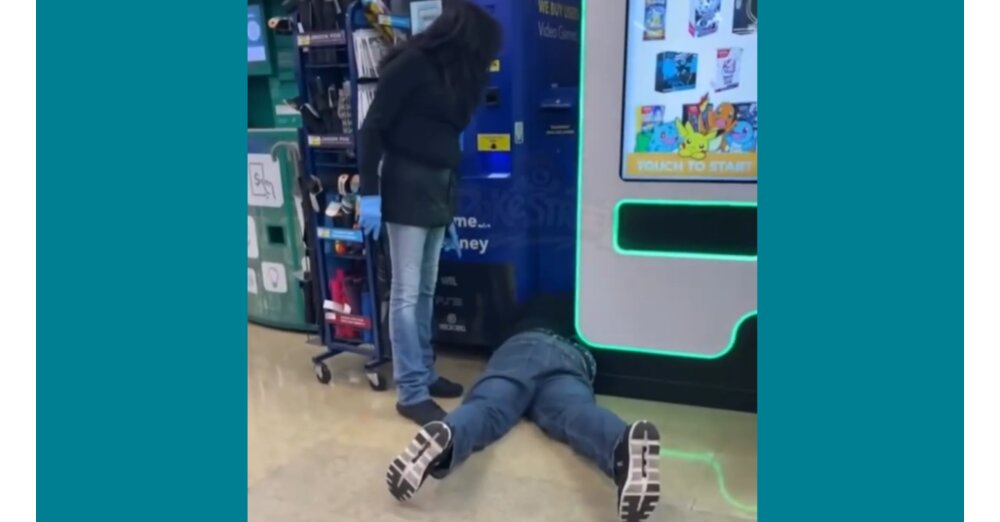 Karma-schl-gt-zu-Pok-mon-TCG-Scalper-wird-beim-Tricksen-erwischt-und-bleibt-zwischen-Automaten-stecken