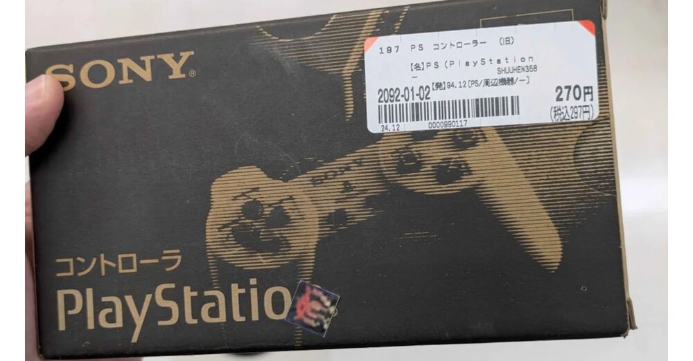 Un homme chanceux trouve la toute première manette PS1 presque parfaitement conservée dans sa boîte d'origine pour seulement 2 $