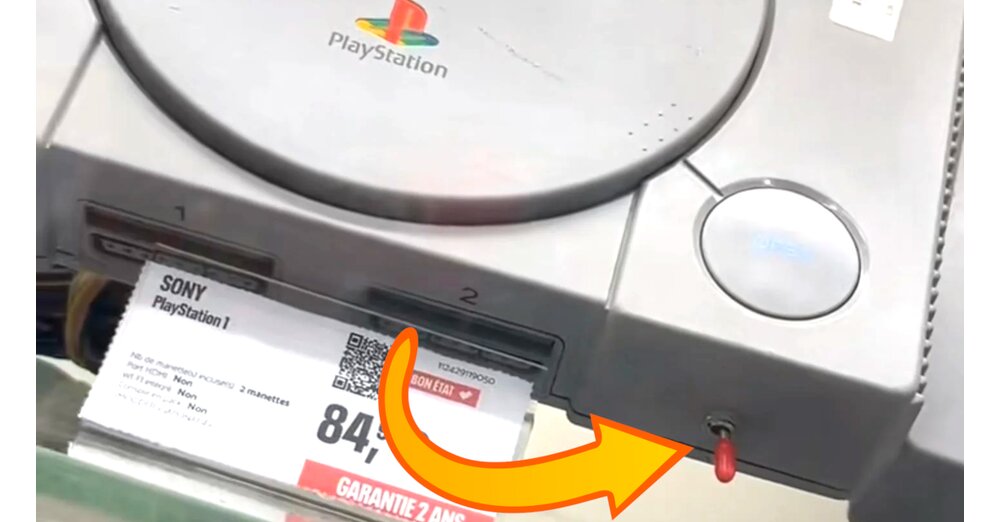 Le joueur découvre la PS1 avec un mystérieux interrupteur rouge sur le boîtier que même de nombreux fans de la première heure ne connaissent pas 