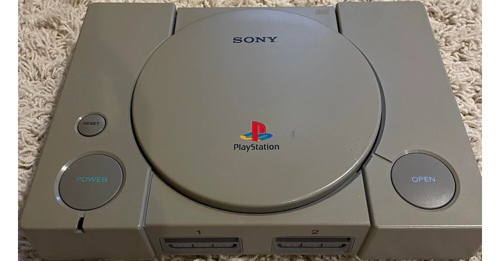 Spieler-bekommt-PS1-und-Spiele-vom-Opa-geschenkt-und-fragt-die-Community-ob-sie-gut-sind-und-alle-sagen-nur-Opa-Jetzt-f-hle-ich-mich-alt-
