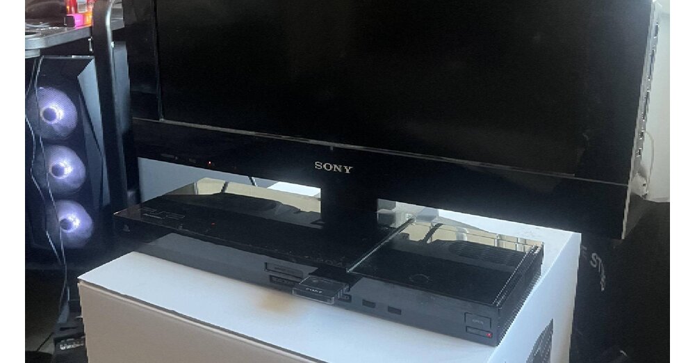 Gamer-bekommt-von-seinem-Schwiegervater-seltene-Hardware-Kuriosit-t-geschenkt-eine-PS2-und-ein-Fernseher-in-einem-Ger-t
