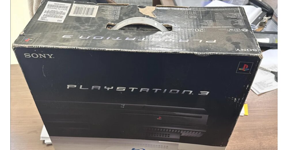 PlayStation-Fan-bekommt-von-seinem-Chef-eine-PS3-geschenkt-nachdem-sie-6-Jahre-auf-seinem-Dachboden-lag-und-es-ist-ein-ganz-besonderes-Modell