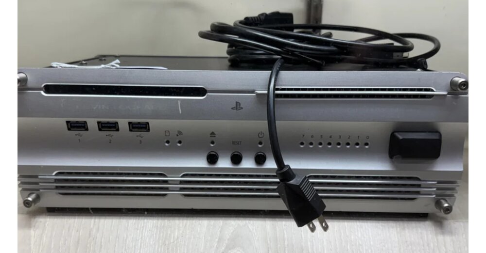 PlayStation-Fan-kauft-super-seltenes-PS4-Dev-Kit-zum-Spottpreis-im-Pfandhaus-und-wow-So-etwas-sehen-wir-nicht-alle-Tage