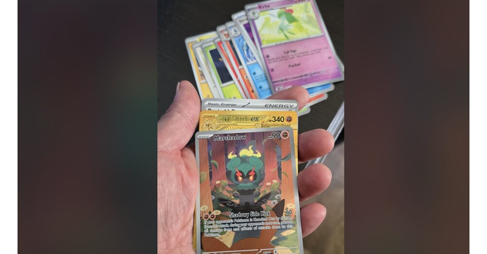 Vater-kauft-heimlich-Traum-Pok-mon-Karte-seines-Sohnes-f-r-269-Dollar-und-versteckt-sie-in-einem-Pack-damit-das-Kind-sie-zuf-llig-bei-der-Urlaubsreise-zieht