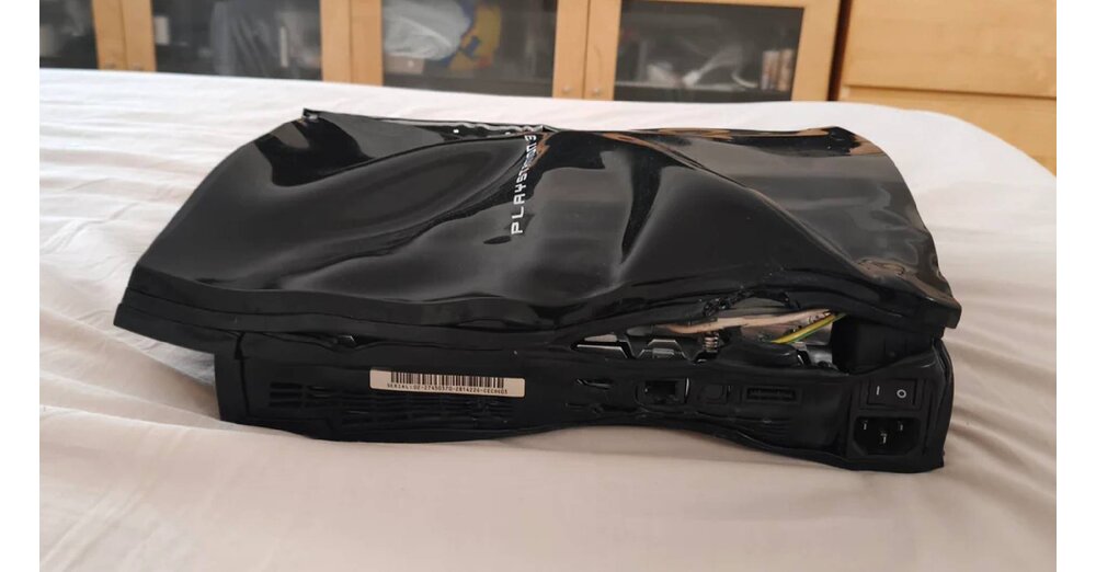 PlayStation-Fan-will-seine-PS3-nach-Yellow-Light-of-Dead-retten-Wickelt-sie-in-Handtuch-f-hnt-sie-und-verformt-sie-komplett