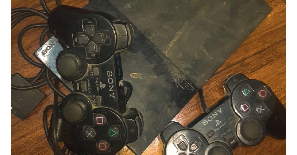 Spieler-zeigt-stolz-und-gl-cklich-wie-er-seine-PS2-wiedergefunden-hat-Community-witzelt-nur-ber-Drecks-Konsole