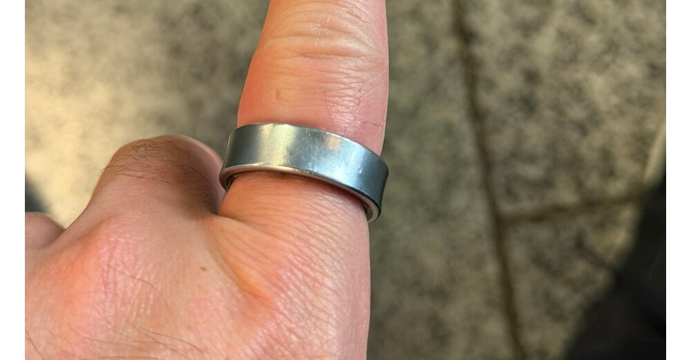 YouTuber-will-in-Flieger-steigen-kurz-davor-bl-ht-sich-die-Batterie-seines-Smart-Rings-auf-er-bekommt-ihn-nicht-mehr-ab-und-kann-nicht-mitfliegen