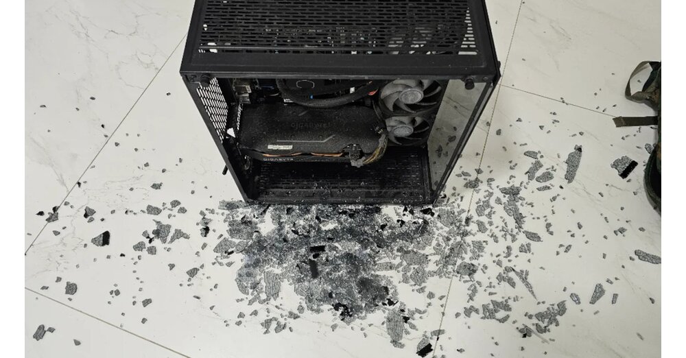 PC-Spieler-will-Computer-reinigen-schraubt-ihn-angeblich-nur-sachte-auf-und-das-Glas-Geh-use-zerspringt-sofort-in-Tausend-Teile