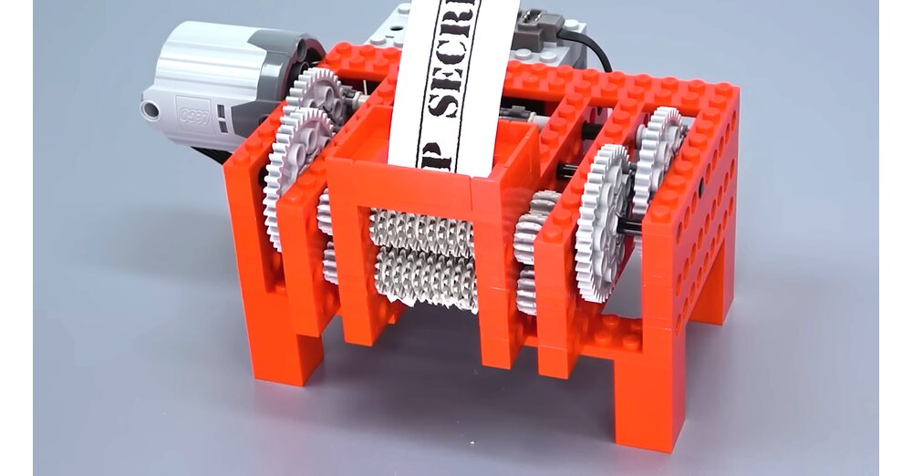 LEGO-Bastler-baut-einen-Schredder-der-tats-chlich-Papier-zerkleinert-und-wir-k-nnten-uns-das-stundenlang-ansehen