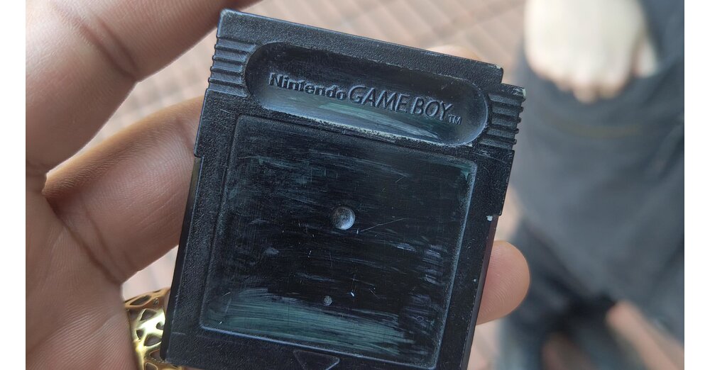 Game-Boy-Spieler-bekommt-mysteri-se-schwarze-Cartridge-in-Spieleladen-geschenkt-und-alle-fragen-sich-Was-k-nnte-da-nur-drauf-sein-