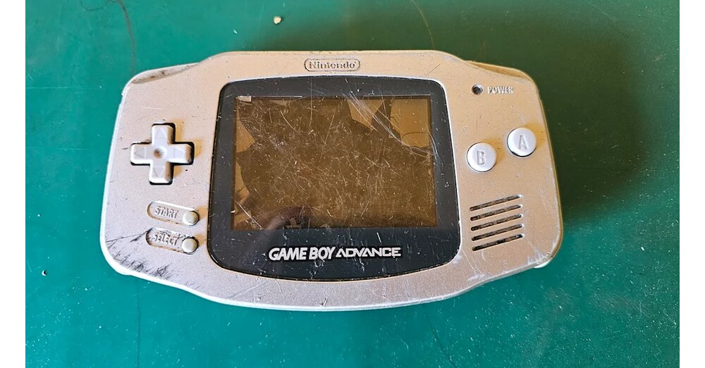 Typ-findet-komplett-zerschrotteten-Gammel-GBA-den-wir-direkt-in-den-M-ll-geworfen-h-tten-Tage-sp-ter-ist-er-kaum-wiederzuerkennen