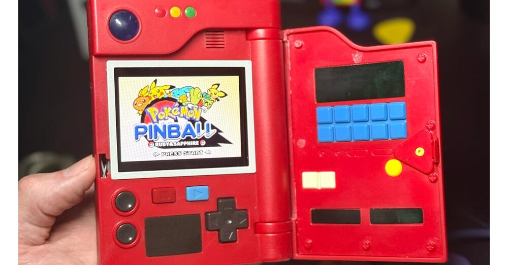 Pok-mon-Fan-stopft-Hardware-seines-Nintendo-DS-in-Pok-dex-Spielzeug-von-1996-und-kann-darauf-sogar-zocken-nur-keine-DS-Spiele