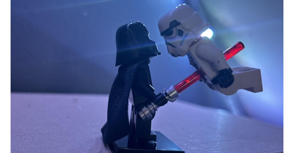 LEGO-Fan-m-chte-eine-Star-Wars-Szene-realistisch-nachstellen-und-macht-deshalb-mit-einer-Lupe-ein-Loch-in-eine-Minifigur
