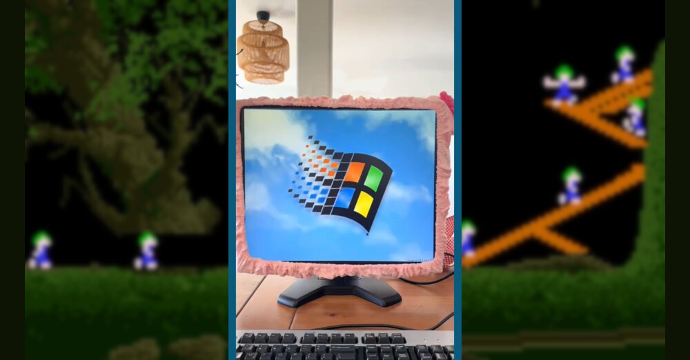 Une pure nostalgie ! La joueuse reçoit un PC Windows 98 pour Noël afin de pouvoir jouer avec style à son jeu de construction préféré.