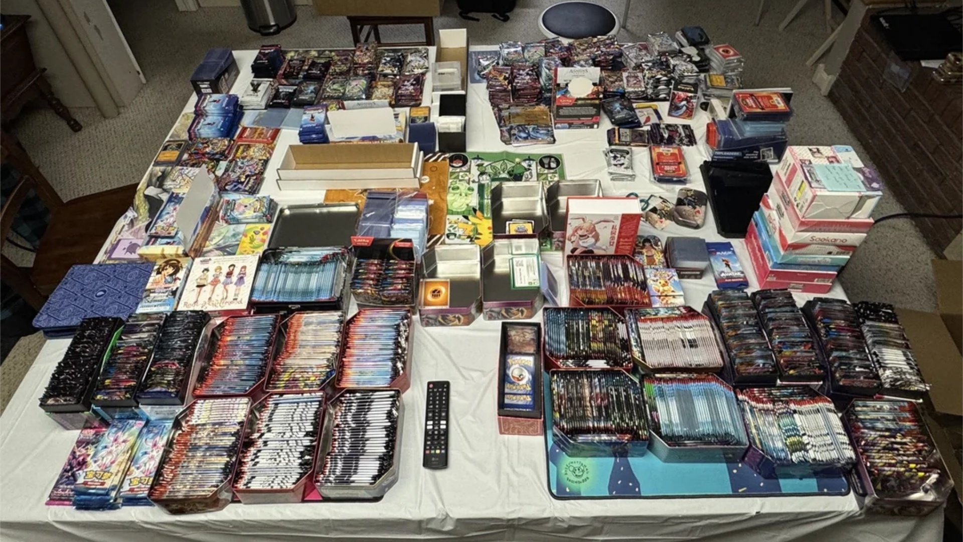 "Dieses Jahr ist es irgendwie eskaliert": 5 Freunde sammeln 1 Jahr lang über 1.250 Pokémon TCG-Booster und öffnen sie dann alle auf einmal - so fällt das Fazit aus