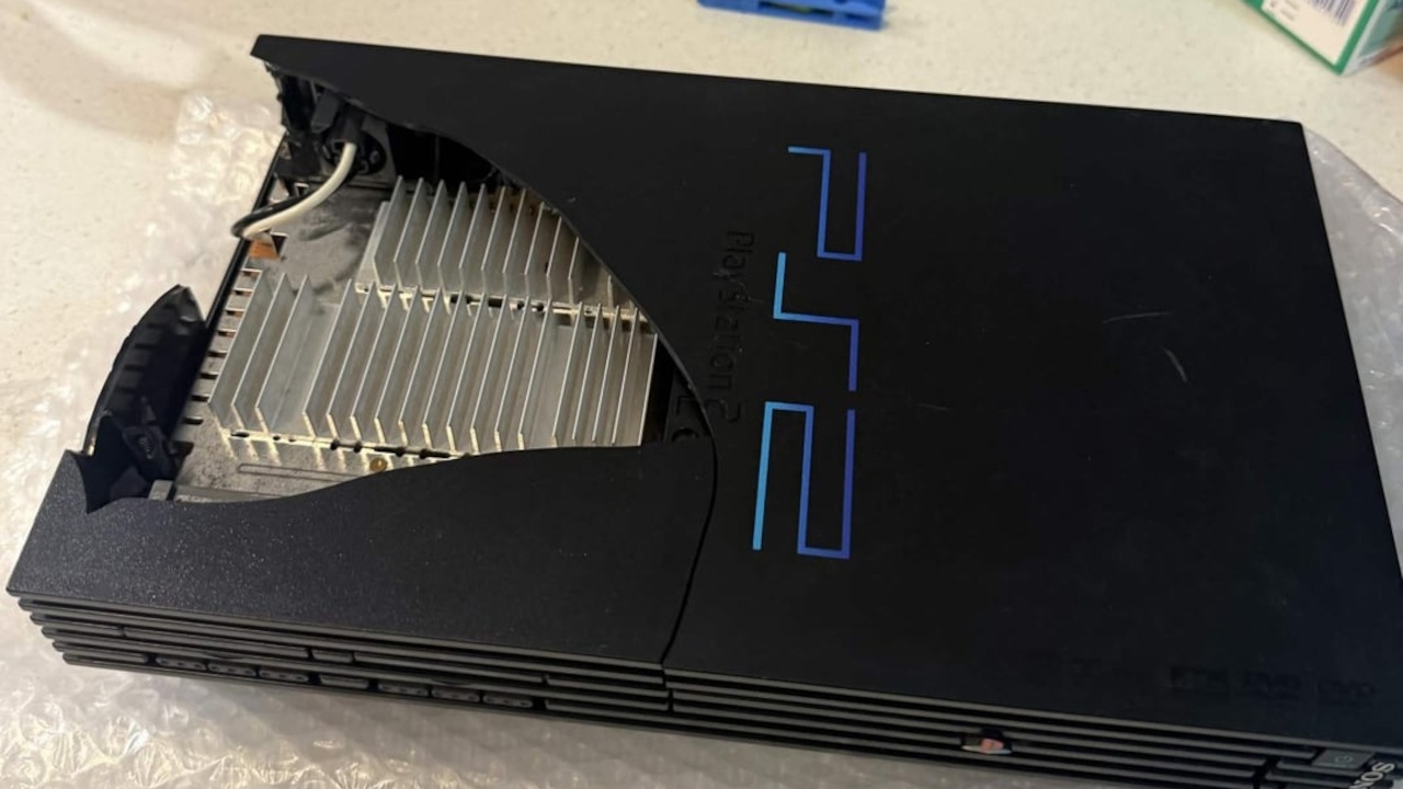 PS2 kommt zerbrochen bei Käufer an, der klebt sie einfach schnell zusammen und zockt ohne Probleme Resident Evil drauf