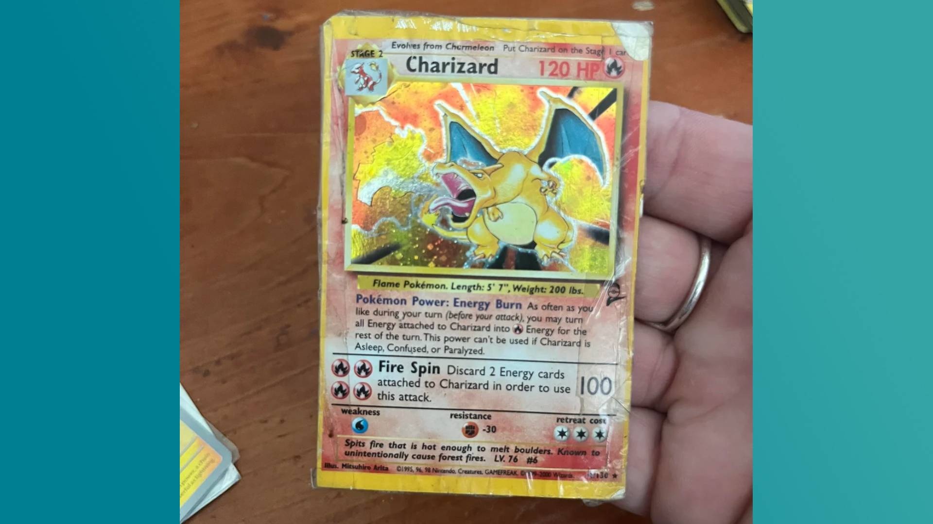 Pokémon TCG-Sammler findet seltenes Holo-Glurak - aber viele Fans lachen nur darüber, denn sie wurde zerschnitten, um in eine Yu-Gi-Oh!-Hülle zu passen