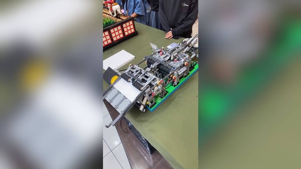 Kreativer LEGO-Fan baut eine Technic-Maschine, die Papierflieger falten und starten lassen kann