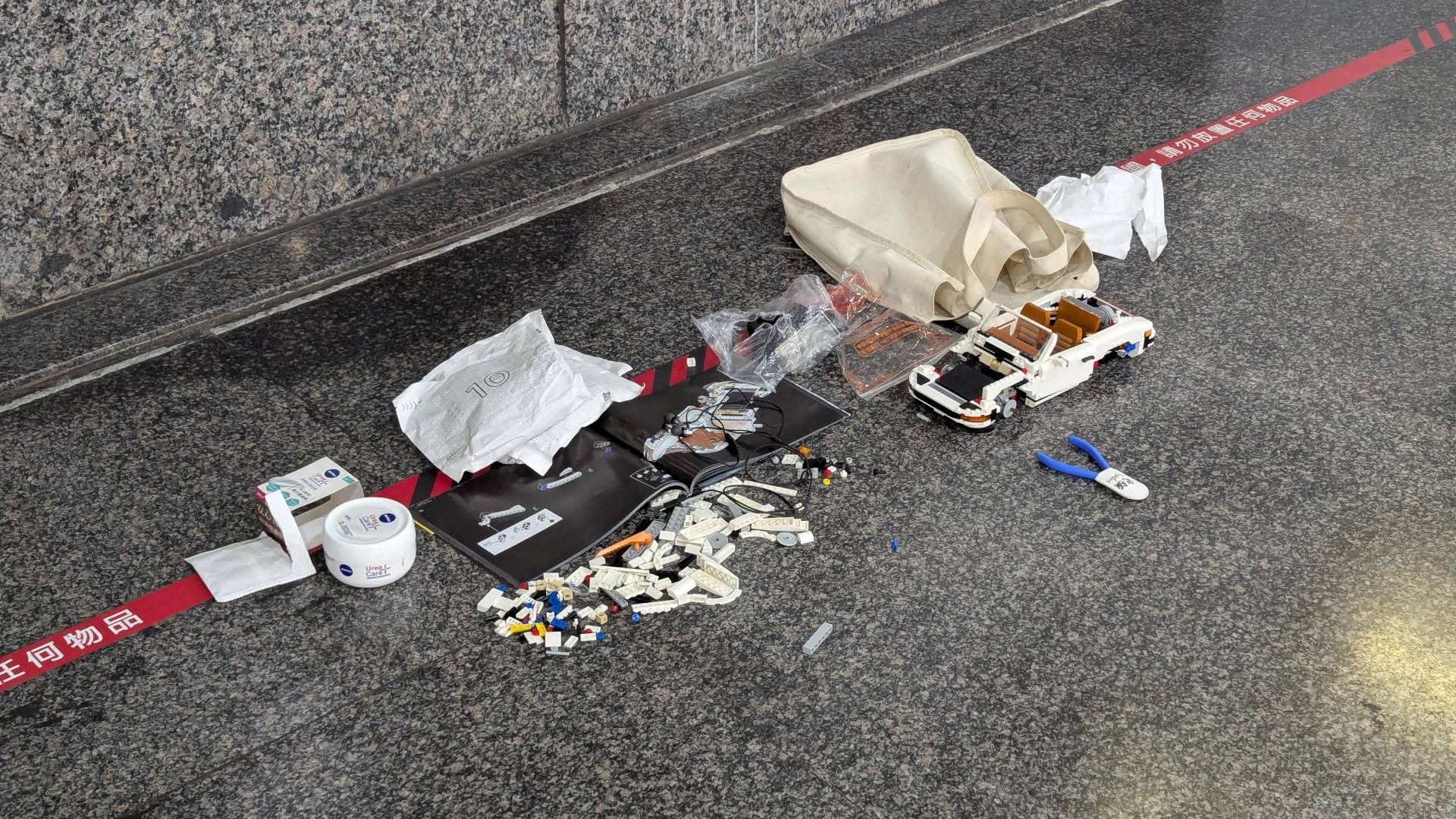 Jemand entdeckt halb zusammengebautes LEGO-Set am Bahnhof und der Besitzer tauchte nie auf - Dahinter steckt ein verbreitetes Phänomen