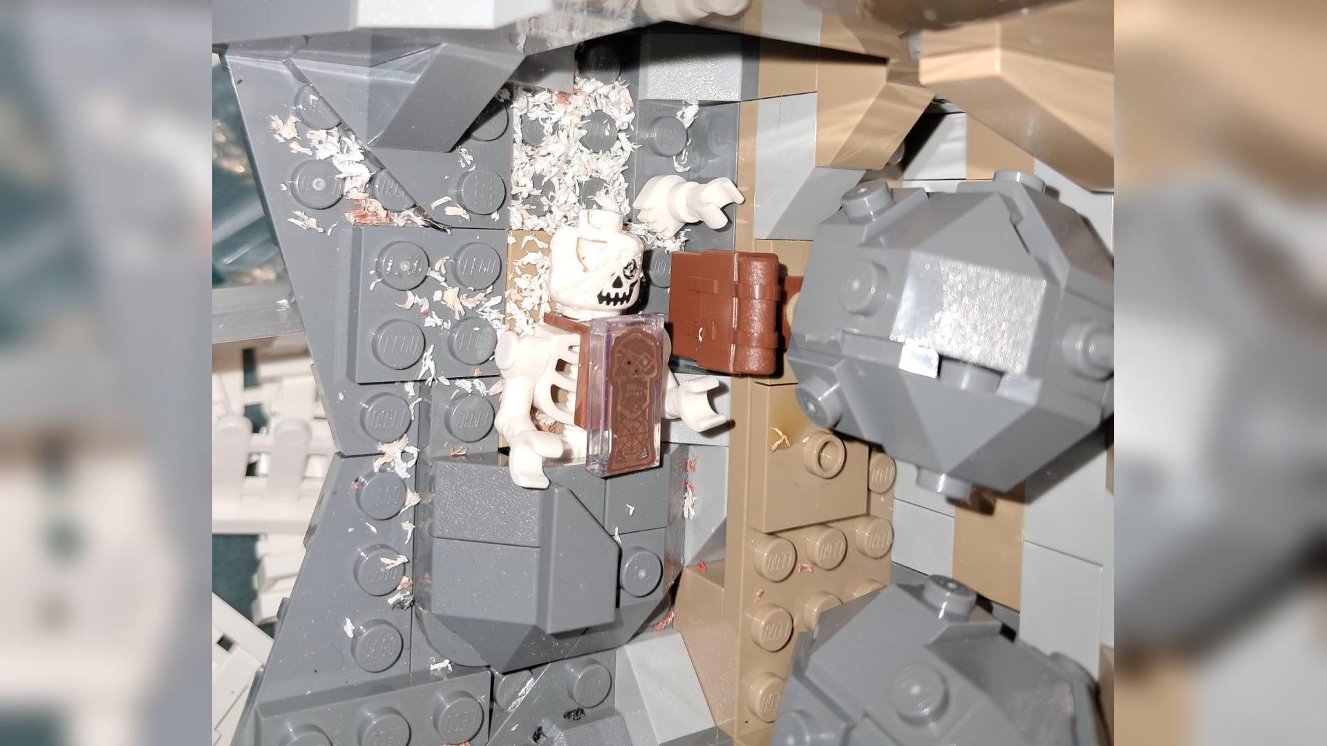 "Mäuse haben mein LEGO gefressen": Fan will nur nach seinen Sets schauen und entdeckt, dass sie einer Nagetierattacke zum Opfer gefallen sind