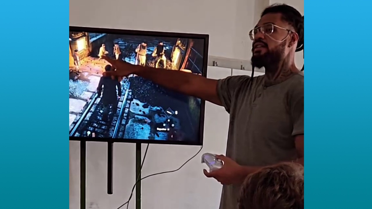 Lehrer schleppt PS5 in die Schule und zockt Assassin's Creed vor seiner 8. Klasse, um Geschichtsunterricht anschaulicher zu machen - 84.000 Leute feiern es