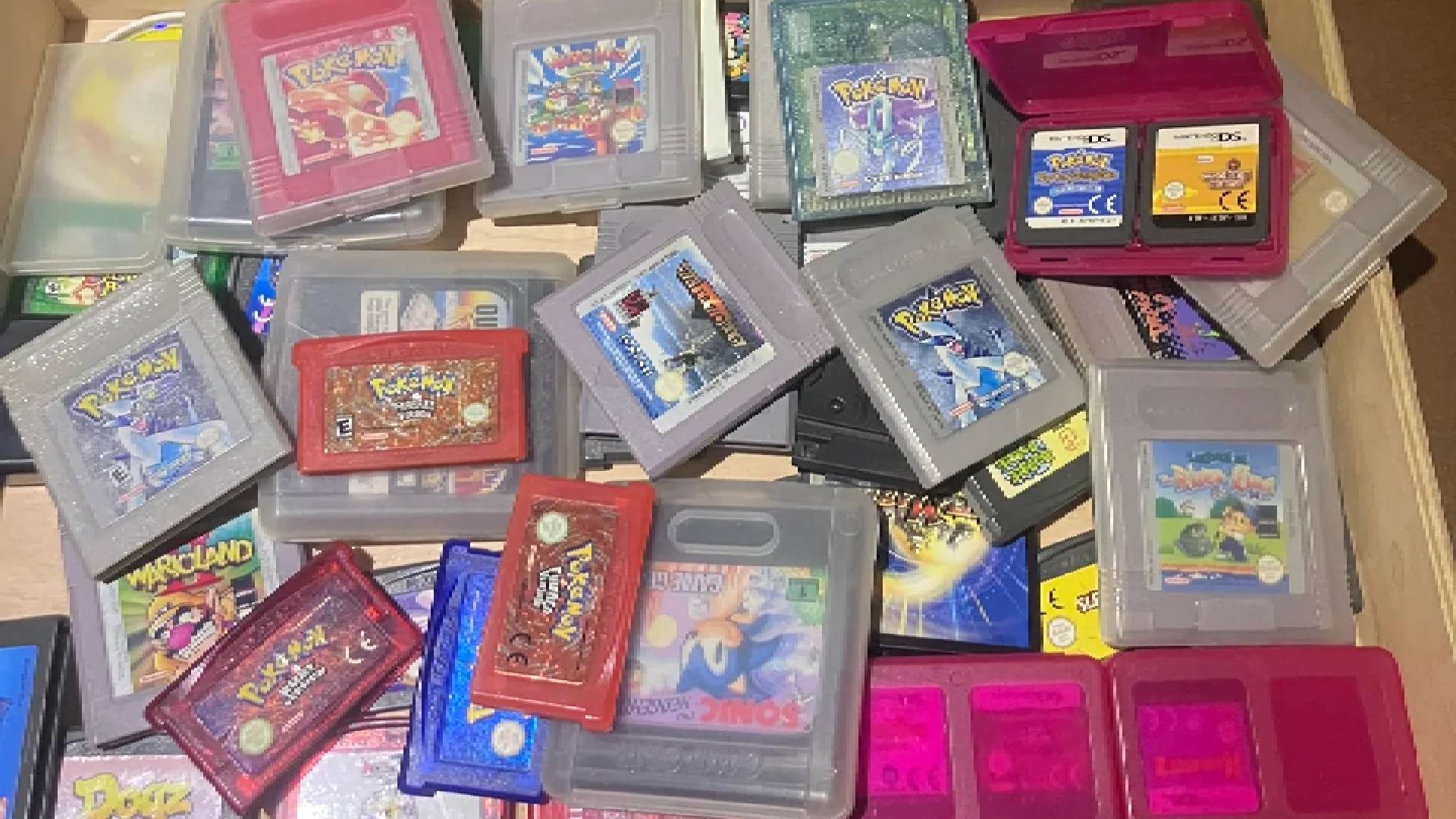 "Du sitzt auf einem Goldhaufen" - Nintendo-Fan zeigt seine beeindruckende Game-Boy-Sammlung, die in einer Schublade seiner Eltern versteckt ist