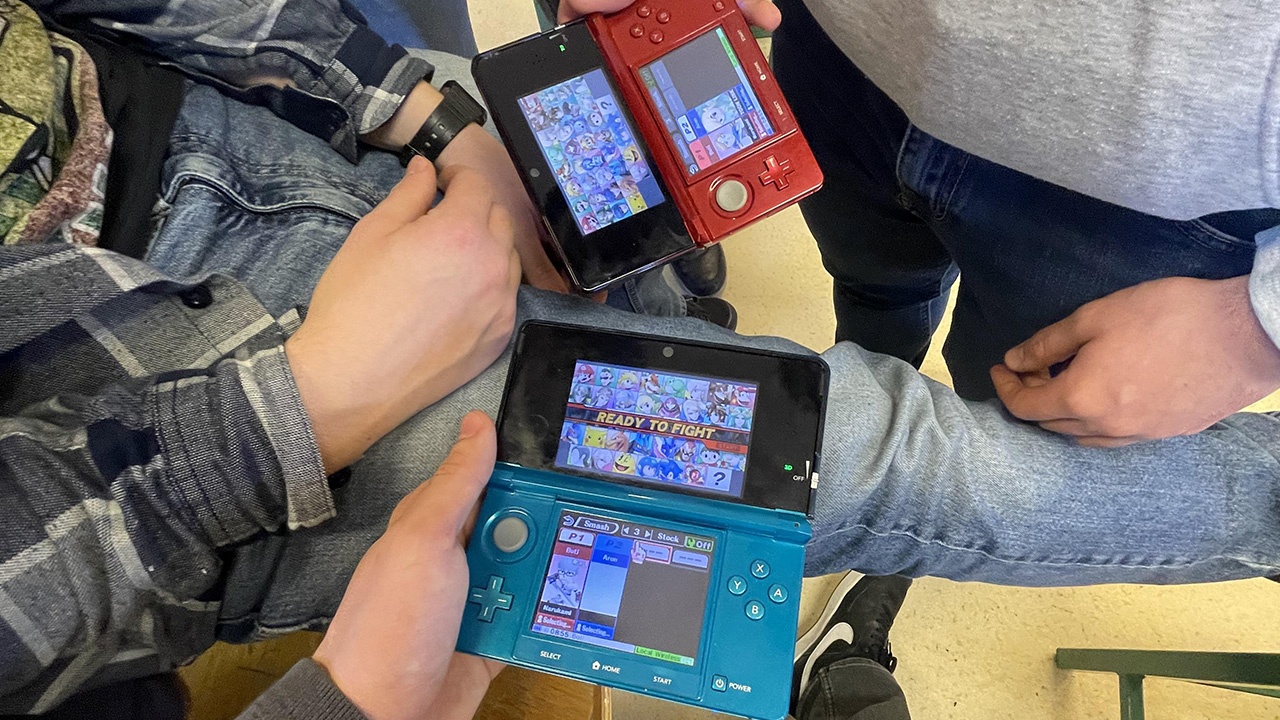 Schule verbietet Smartphones, also überlegen sich die Schüler eine clevere Alternative und bringen ihren Nintendo 3DS mit - mit dem sie sogar chatten können