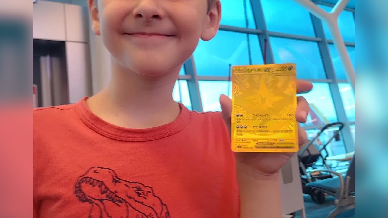 Pokémon-TCG-Glückspilz steckt 10 Stunden am Flughafen fest, kauft überteuertes Pack für seinen Sohn, um die Zeit zu überbrücken - zieht Karte, die bis zu 1340 Euro wert ist
